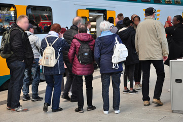 Bitte einsteigen, Gruppenreisende steigen in  dem Zug