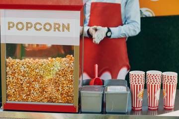 Seller and tray cart with popcorn - obrazy, fototapety, plakaty