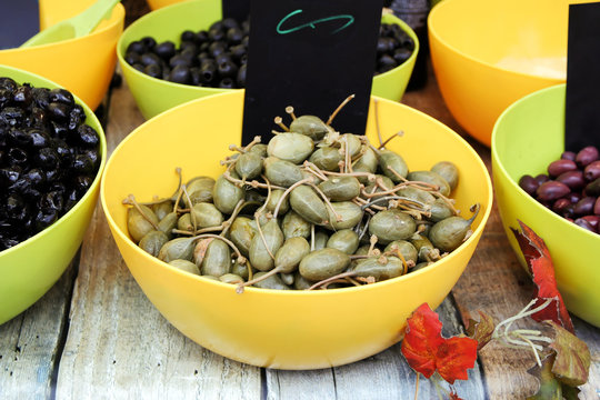 marktstand mit kapern und oliven