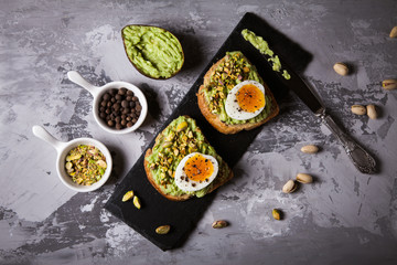 Toasts with avocado, pistachio and egg