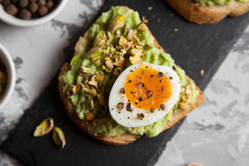 Toasts with avocado, pistachio and egg