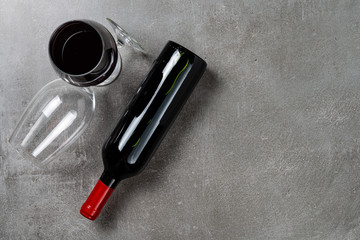 Naklejka premium Bottle of wine and glasses on concrete background. Copy Space.