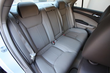 Vehicle rear seats