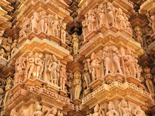 Obraz premium Erotic Human Sculptures at Vishvanatha Temple, Western temples of Khajuraho, Madhya Pradesh, India. Built around 1050, Khajuraho is UNESCO World heritage site and is tourist destination for erotica.