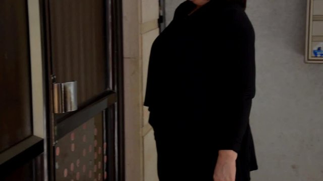 Woman does not want to leave fingerprints on the door handle or she suffers mysophobia.