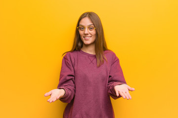 Obraz premium Young casual woman inviting to come