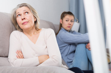 Obraz premium Silent resentment between mom and adult daughter