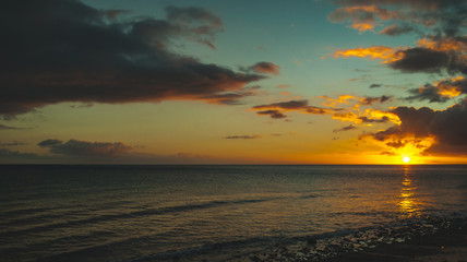 romantischer Sonnenuntergang an einem Strand auf den kanarischen Inseln