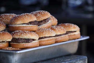 山積みのハンバーガー