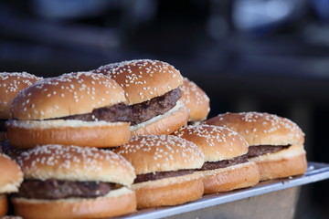 山積みのハンバーガー