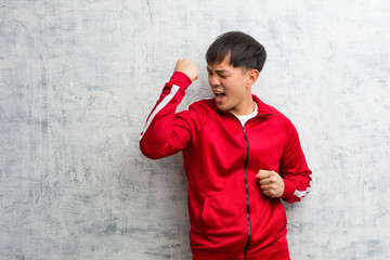 Young sport fitness chinese who does not surrender