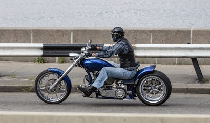 Obraz na płótnie Canvas fast blue motorbilke at highway