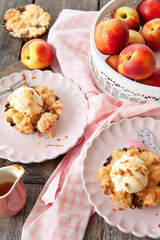 Kleiner Pfirsich Crumble mit Eis