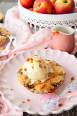 Kleiner Pfirsich Crumble mit Eis