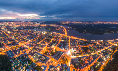 Ville de nuit de Kiev, Ukraine. Vue aérienne panoramique