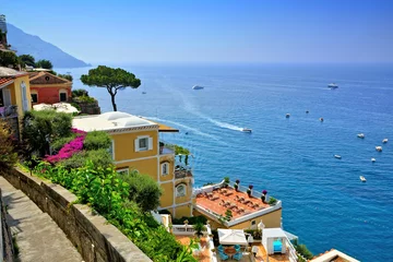 Vlies Fototapete Strand von Positano, Amalfiküste, Italien Positano along the Amalfi Coast of Italy. Luxurious coastal villas overlooking the blue Mediterranean Sea.