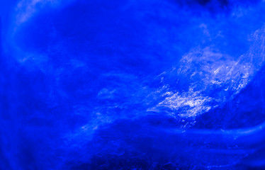 Obraz premium Play of light on boiling water