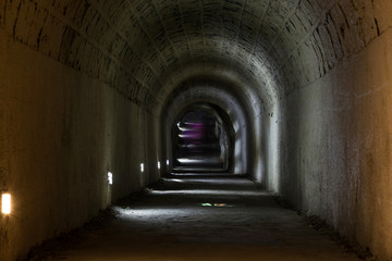 Obraz premium A dark, deserted underground tunnel