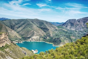 Naklejka na ściany i meble Lago entre montañas. Granada. España.