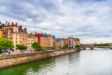 Fototapeta na wymiar Les façades sur les quais de la Saône à Lyon, Rhône, France