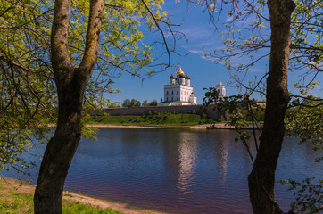 Obraz premium Pskov Kremlin and Velikaya river the Great and Pskov in the evening. Russia.
