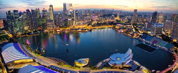 Rollo Luftaufnahme der Skyline von Singapur und der Marina Bay bei Sonnenuntergang © Oleksandr Dibrova