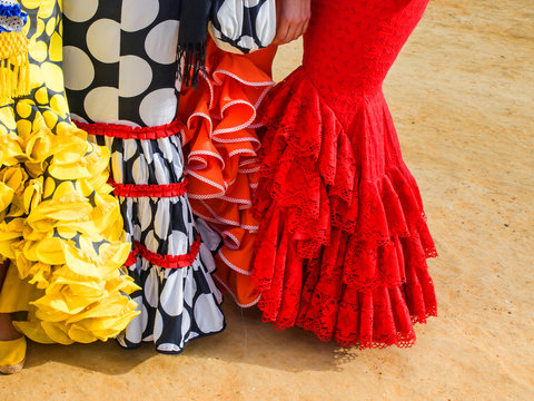 Trajes de flamencas en la feria de abril / Flamenco dresses at the April fair. Sevilla, Espa&ntilde;a