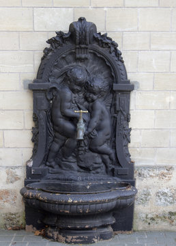 Street water pipe with sculpture of baby angels, Versal