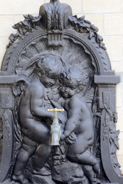 Street water pipe with sculpture of baby angels, Versal