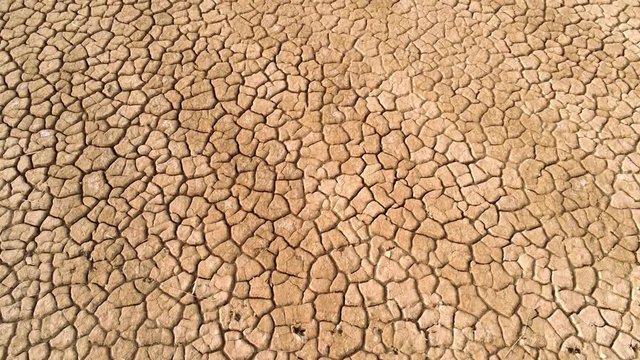 Rissiger W&uuml;stenboden nach langanhaltender Trockenheit