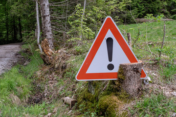 Verkehrsschild in improvisierter Halterung