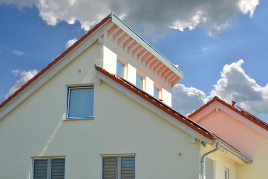 Modernes Doppel-Pultdach Haus mit Ziegeldach