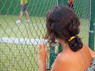 Chica mirando un partido de padel / Girl watching as they play padel