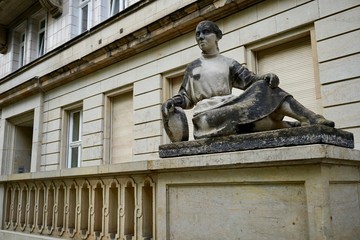 Obraz premium Liegende Statue in der Frankfurter Allee (Berlin)