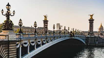 Fotobehang Pont Alexandre III Ochtendzonsopgang tegen het licht op de mooie Pont Alexandre III in Parijs - Parijs, Frankrijk