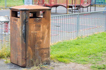 Naklejka premium burnt litter bin