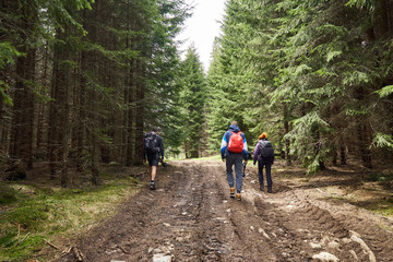 Obraz premium Backpackers on a hiking trail