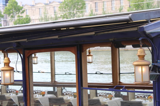 Bateau-restaurant avec lanternes et ambiance romantique