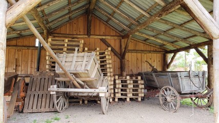 Fototapeta na wymiar charrete, carroça, reboque, cavalo, junta de bois, carga, roda de madeira, madeira, galpão 