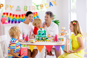 Obraz na płótnie Canvas Child birthday party cake. Family with kids.