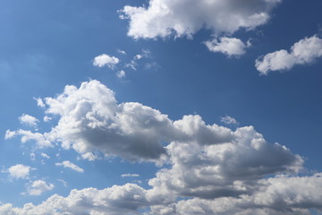 Fototapeta na wymiar Nuvens no céu azul