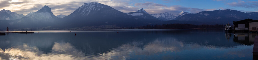 Vistas del lago Wolfgang con las montañas reflejadas en el agua en Austria, invierno de 2018