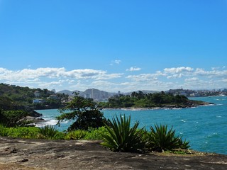 c&eacute;u e mar azul em vila velha espirito santo brasil