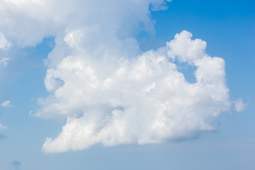Obraz premium Picturesque white cumulus cloud in the blue sky, close-up
