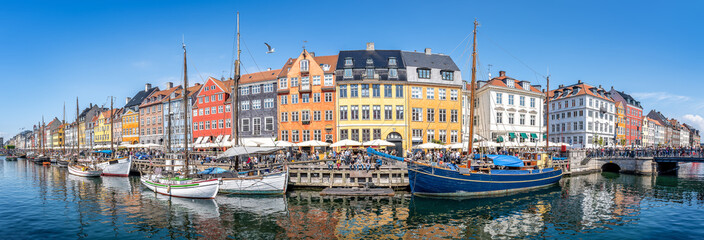 Fototapeta na wymiar panorama of nyhavn in copenhagen, demark
