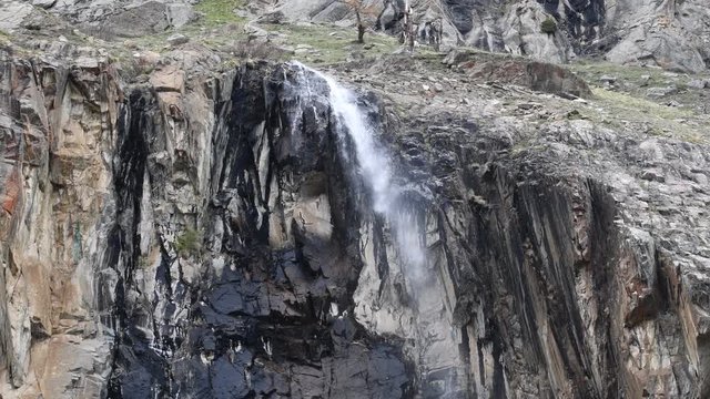 Bella cascata d'acqua che scende schiumeggiante
