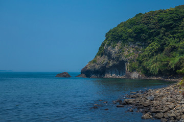 Naklejka premium Rocky shore island from sea