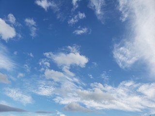 céu azul e nuvens