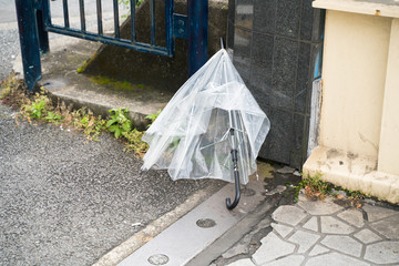 折れた傘