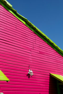 casona de color purpura en fondo de cielo azul